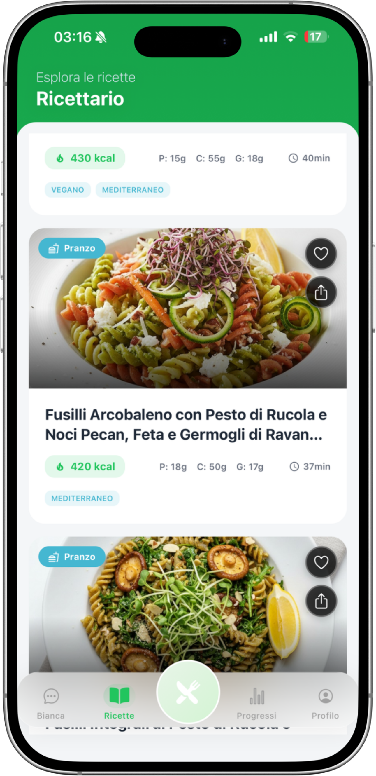 Schermata del ricettario di DietApp: schede ricetta con foto del piatto, calorie, macronutrienti, tempo di preparazione ed etichette come «mediterraneo» e «vegano».